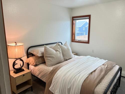 sypialnia z łóżkiem z lampką i lustrem w obiekcie Alaskan Retreat: 3bd Apartment w mieście Fairbanks