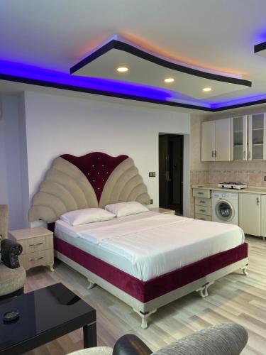 トラブゾンにあるKuzey suite homeの紫色の天井のベッドルーム1室(大型ベッド1台付)
