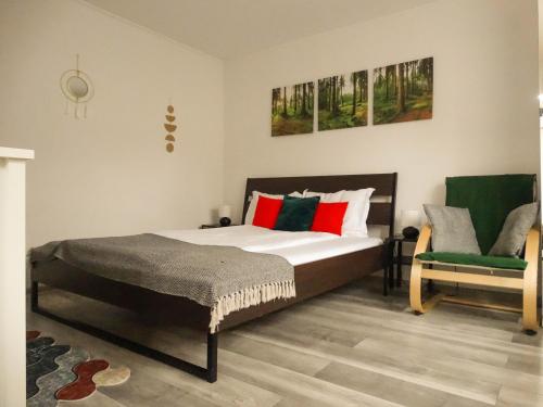 1 dormitorio con 1 cama y 1 silla verde en Casa JOY en Rîşnov