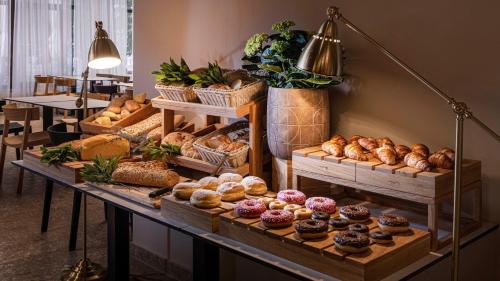 a bakery with many different types of pastries on display at Hotel Terme Jezercica in Donja Stubica