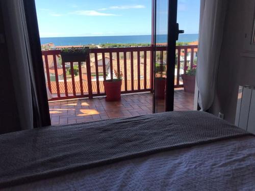 une chambre avec vue sur l'océan depuis un balcon dans l'établissement Bel appartement tout confort en bord des plages, à Anglet