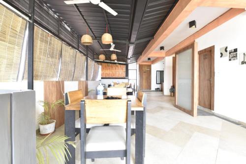 un ufficio con lungo corridoio, tavoli e sedie di White Town By Ashoka Group a Udaipur