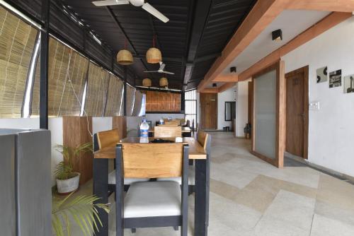 an office with a bar in the middle of a room at White Town By Ashoka Group in Udaipur