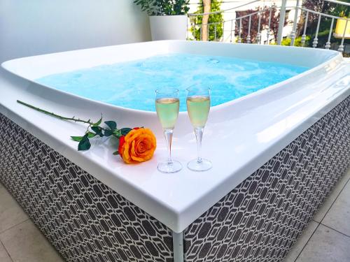 two glasses of champagne sitting on a bath tub at Hotel Darsena in Riccione