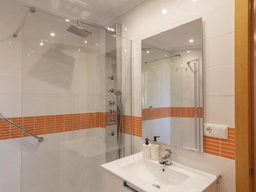 uma casa de banho com um lavatório e um chuveiro em Apartamento Holidea El rincón de Arce em Oruña