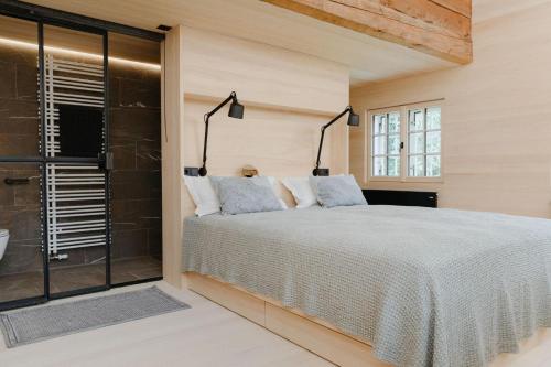 um quarto com uma cama grande e um chuveiro em Benedikta,das Montafonerhaus em Vandans