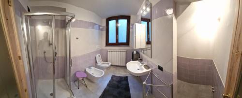 un bagno con due lavandini e una doccia e due servizi igienici di Villa Spazzavento a Città di Castello