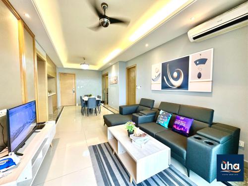 een woonkamer met een bank en een tv bij R&F Princess Cove @ UHA in Johor Bahru