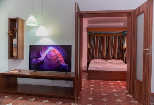 Una televisión o centro de entretenimiento en Hotel 2D Resort and Spa