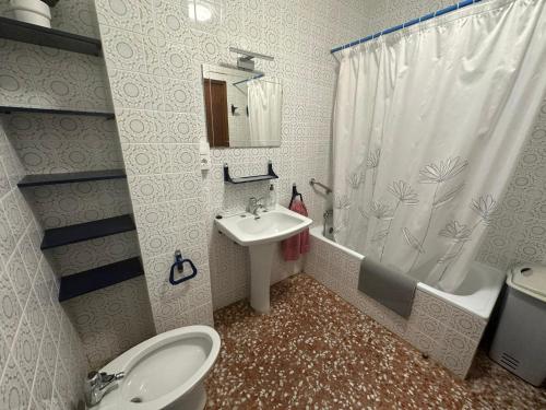 y baño con lavabo, aseo y ducha. en Puerto de Lo Pagan, en San Pedro del Pinatar