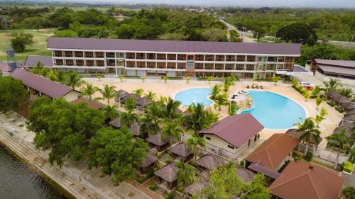 een luchtzicht op een resort met een zwembad bij River Palm Hotel and Resort powered by Cocotel in Bugallon