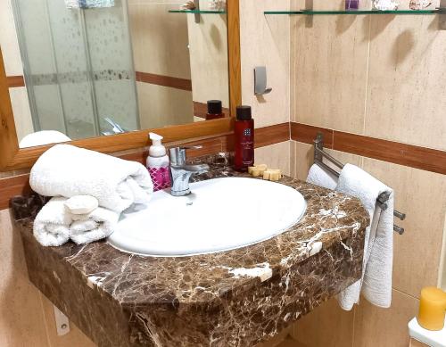 łazienka z białą umywalką i lustrem w obiekcie Apartamento Las 3P Piscina, Paz y Patio privado w mieście Fuengirola