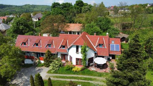 eine Luftansicht eines Hauses mit rotem Dach in der Unterkunft Guest house Magyar Route 66 in Szilvásvárad