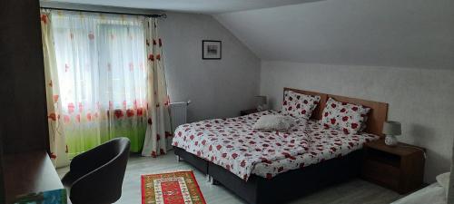 una camera da letto con un letto e una finestra di Casa Licurici a Govăşdia