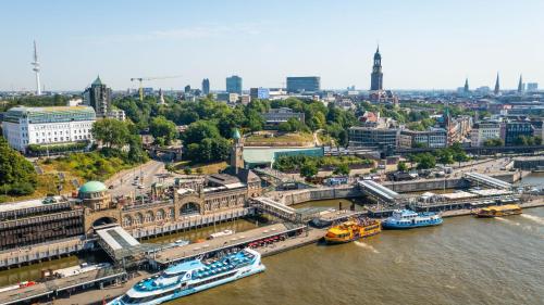 una vista aérea de una ciudad con barcos en el agua en Jugendherberge Hamburg Auf dem Stintfang, en Hamburgo