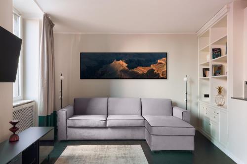 uma sala de estar com um sofá e uma mesa em HL Luxury Apartment - Duomo, Via Torino, Montenapoleone em Milão