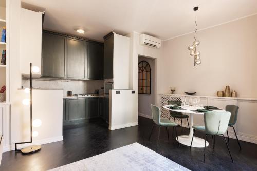 uma cozinha com mesa e cadeiras num quarto em HL Luxury Apartment - Duomo, Via Torino, Montenapoleone em Milão