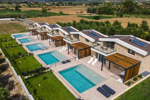 - une vue aérienne sur une maison avec 2 piscines dans l'établissement Five Senses Of Luxury, à Kalandra