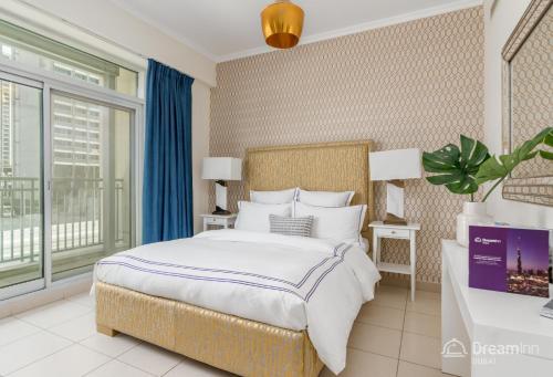 Giường trong phòng chung tại Dream Inn Apartments - Burj Views