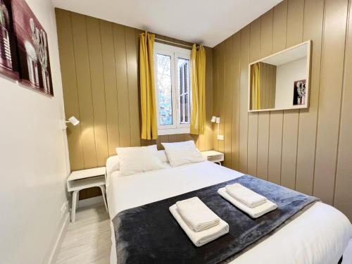 1 dormitorio con 1 cama con 2 toallas en Suite Miro Eixample Barcelona, en Barcelona
