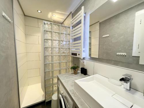 y baño con lavabo y espejo. en Suite Miro Eixample Barcelona, en Barcelona