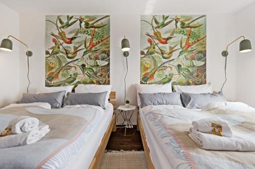 two beds sitting next to each other in a bedroom at Arbio I Premium Penthouse Apartment Augsburg in Augsburg