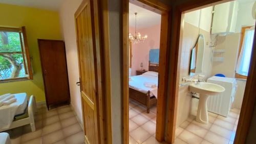 サン・テオドーロにあるCasa Mare Sardegna Monte Petrosuのバスルーム(シンク付)、ベッドルーム(ベッド1台付)