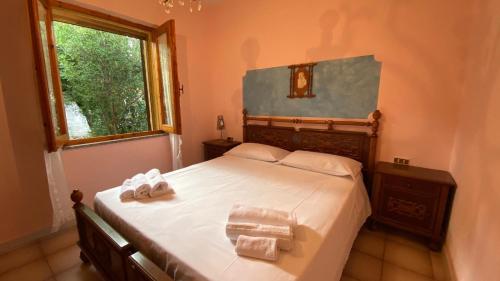 サン・テオドーロにあるCasa Mare Sardegna Monte Petrosuのベッドルーム1室(ベッド1台、タオル2枚付)