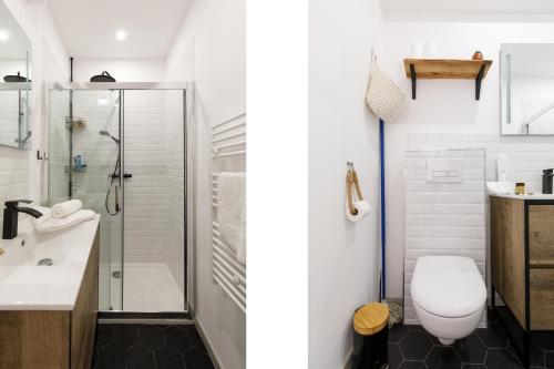 y baño con ducha, aseo y lavamanos. en Le Cocon Saint Tropez YourHostHelper, en Saint-Tropez