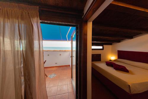 Un dormitorio con una cama y vista al mar. en Jureka Sea View Apartment 1, en Cefalú