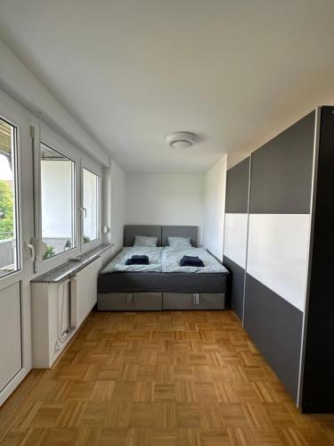 sypialnia z łóżkiem i drewnianą podłogą w obiekcie Granny's Vintage Chic w Mariborze