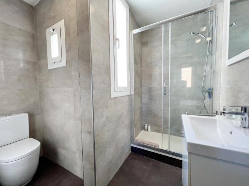 ein Bad mit einer Dusche, einem WC und einem Waschbecken in der Unterkunft Suite Gracia Barcelona in Barcelona
