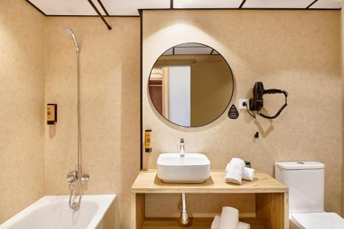 uma casa de banho com um lavatório e um espelho em tent Torremolinos em Torremolinos