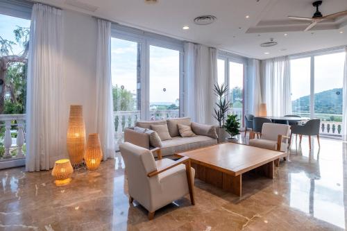 sala de estar con sofá y mesa en HG Jardín de Menorca en Son Bou