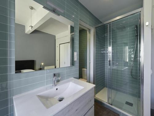バルセロナにあるSagrada Familia Penthouseのバスルーム(洗面台、ガラス張りのシャワー付)