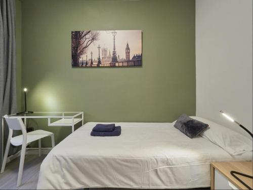バルセロナにあるSagrada Familia Penthouseのベッドルーム1室(ベッド1台、デスク付)が備わります。