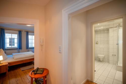 ein Bad mit einem Bett, einem WC und einer Dusche in der Unterkunft Weingut Josef Ehses in Traben-Trarbach