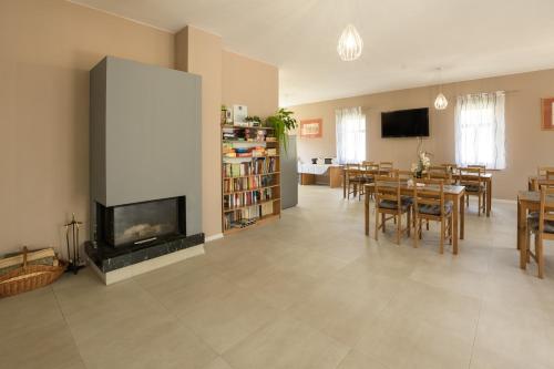 a living room with a fireplace and a dining room at Wysokie Horyzonty in Karpacz
