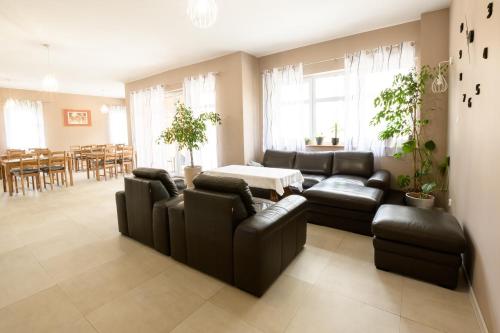 uma sala de estar com um sofá, uma mesa e cadeiras em Wysokie Horyzonty em Karpacz