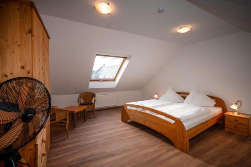 Schlafzimmer mit einem Bett, einem Schreibtisch und einem Fenster in der Unterkunft Weingut Josef Ehses in Traben-Trarbach