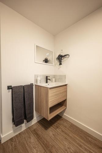 La salle de bains est pourvue d'un lavabo et de 2 serviettes. dans l'établissement Carcassonne mon amour, à Carcassonne