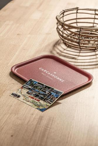 un téléphone portable assis au-dessus d'une table dans l'établissement Carcassonne mon amour, à Carcassonne