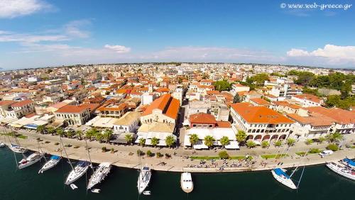 an aerial view of a city with boats in the water at MagnoliaHouse 1 in Preveza