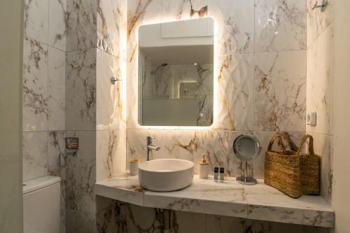een badkamer met een wastafel en een spiegel bij Agathi's House in Triovasálos