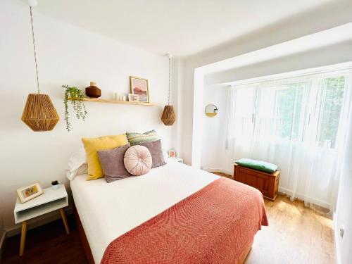 1 dormitorio con cama y ventana en Fantástico piso en Tossa de Mar, en Tossa de Mar