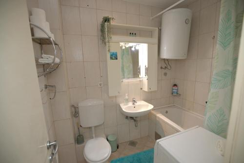Un baño con inodoro, lavabo y bañera. en Tonino, en Dubrovnik
