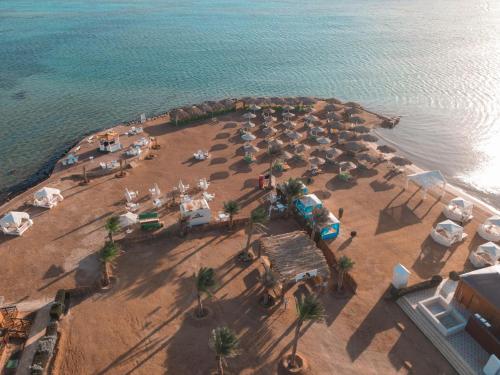 una vista aérea de una playa con sombrillas y agua en Lemon & Soul Makadi Garden, en Hurghada