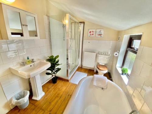 EasyRest House 1 Grantham - 6 Beds & Free Parking - Spacious & Comfy - Access to A1, Town Centre & Shopsにあるバスルーム