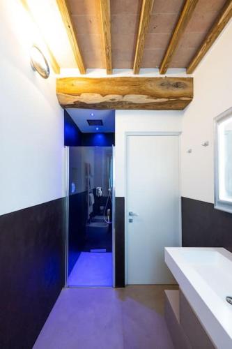 a room with a hallway with a door and a ceiling at Appartamento il Poggino in Colle di Val d'Elsa