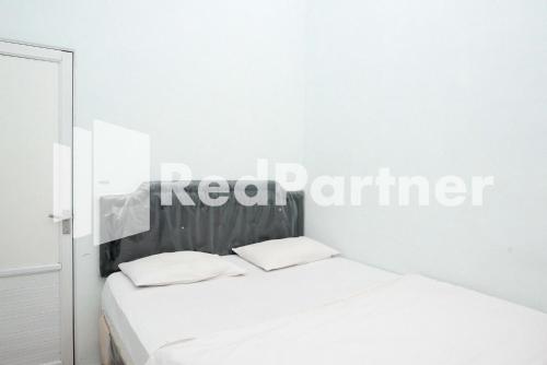 Postel nebo postele na pokoji v ubytování Happy Inn Puspo Mitra RedDoorz